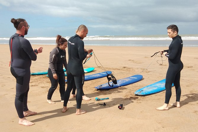 2h surfing in uncrowded spots - Timing, weather, and the practical booking details