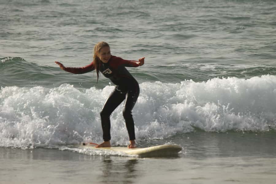 Agadir: Taghazout Beach Surf Lesson with Lunch and Transfer - A practical surf day from Agadir