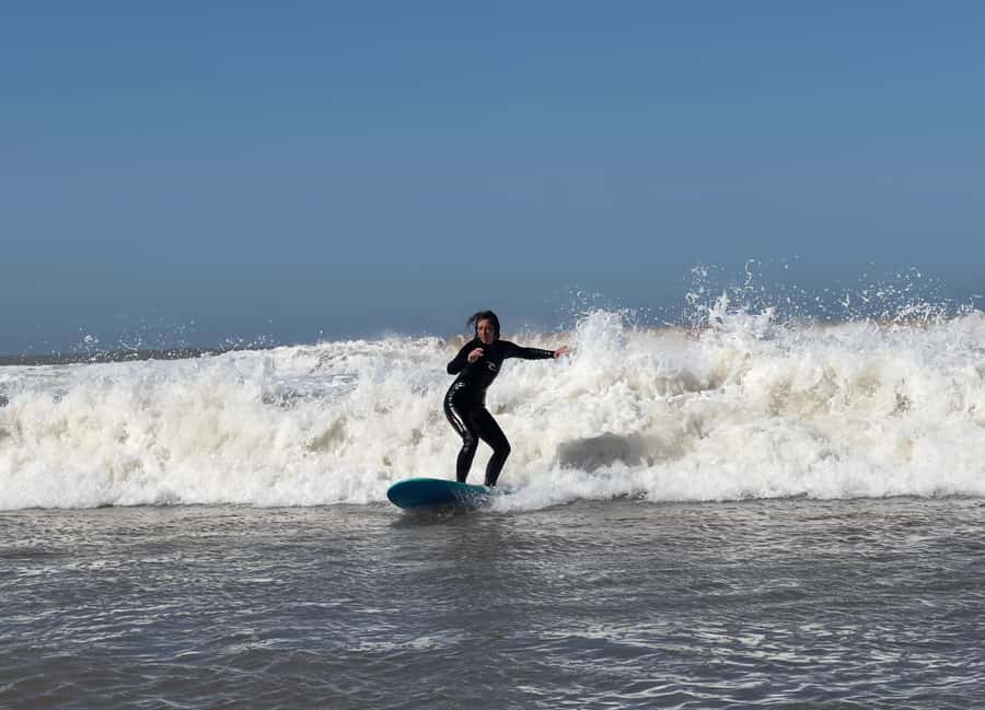 Beginners friendly surf in nice spots - Changing into a Wetsuit and Warming Up