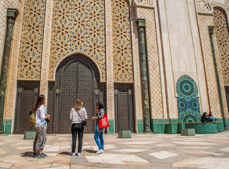 Casablanca Cultural Tour: Medina, Views & Local Delights - Mohammed V Square and the French-Moroccan city