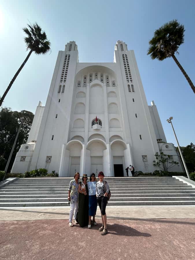 Casablanca Day Tour from Marrakech and Big Mosque Visit - Lunch in Casablanca: time to slow down
