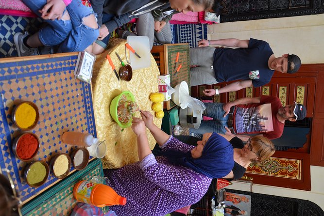 Cours de cuisines chez l'habitant - Starting with pickup and a visit to the souk