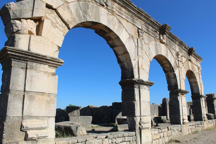 From Fez: Volubilis Moulay Idriss and Meknes Day Trip - Volubilis: Roman arches, mosaics, and open ruins