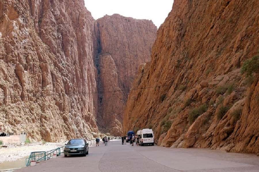 From Marrakech: 3-Day Desert Tour to Fes via Erg Chebbi - What the vehicle and guides are like