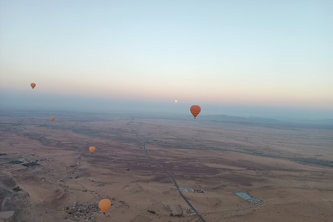 Hot air balloon flight to Marrakech in a small group. Breakfast - The 45-minute flight above the desert