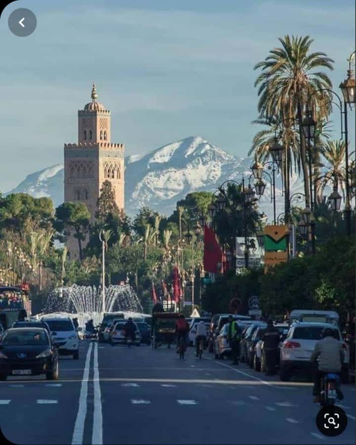Marrakech: 1-Hour Traditional Horse-Drawn Carriage Tour - A gentle start beside Marrakech’s red walls