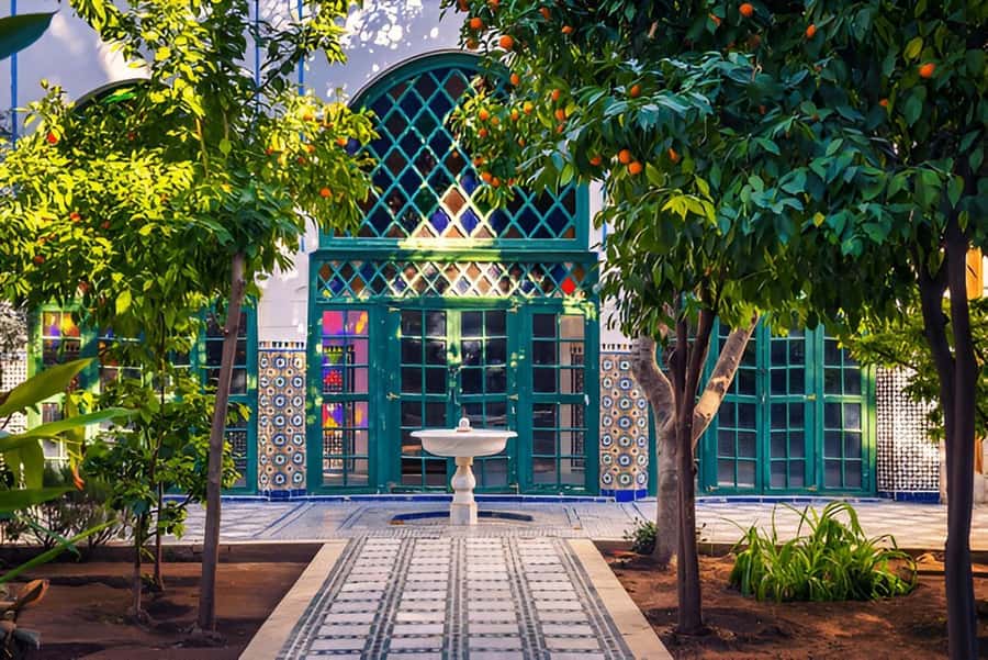 Marrakech: Bahia Palace, Saadian Tombs, & Koutoubia Mosque - The Saadian Tombs and the problem of the line