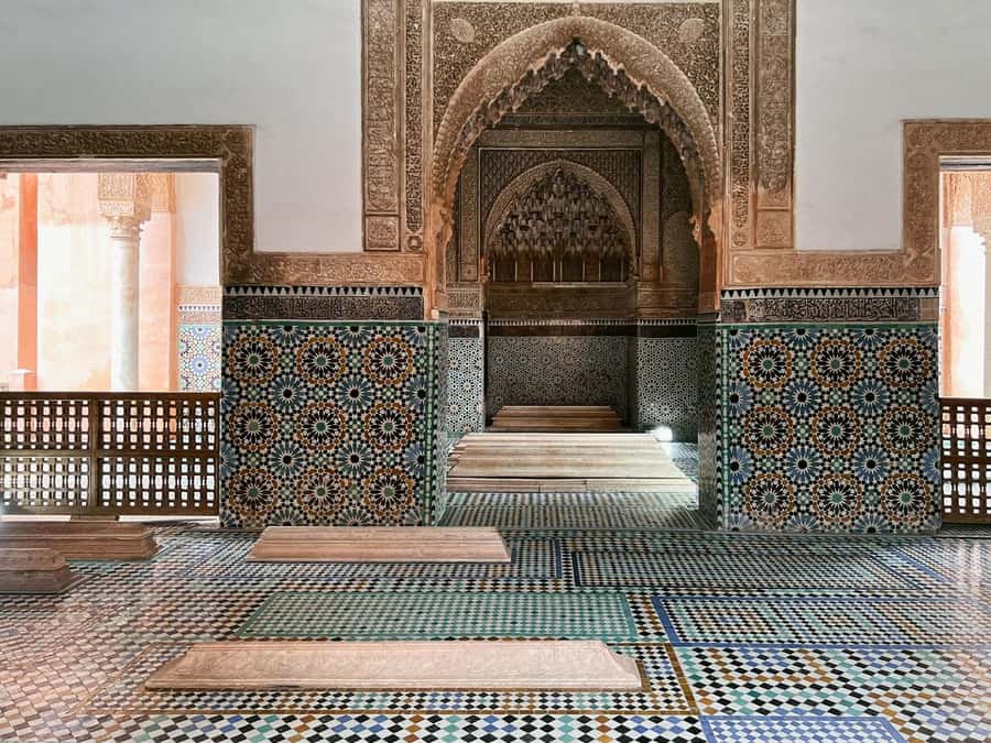 Marrakech: Bahia Palace, Saadian Tombs & Medina Walking Tour - Key points to know before you book