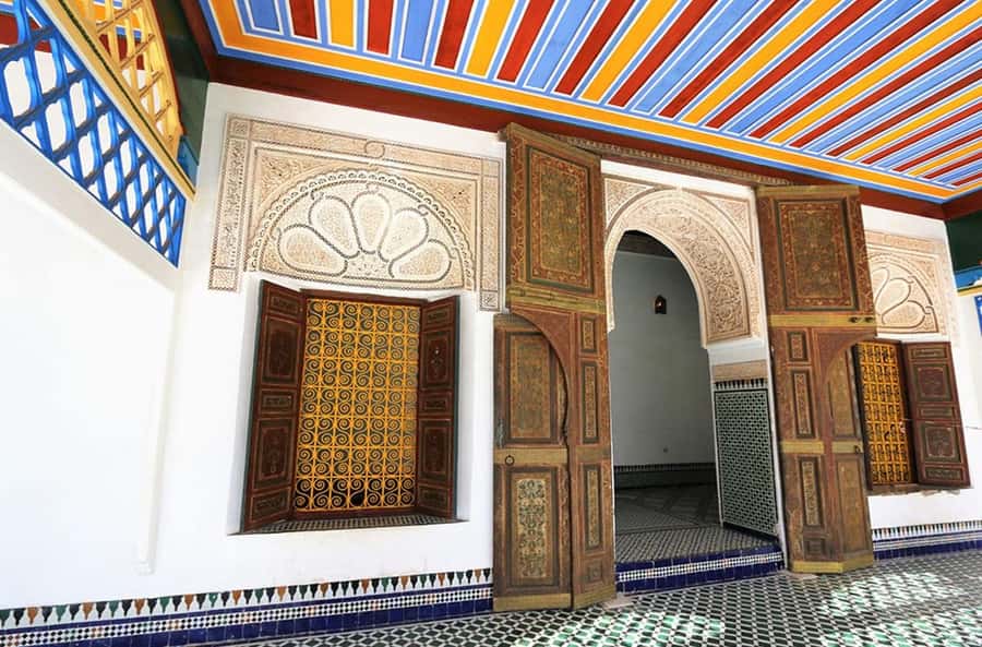 Marrakech: Bahia Palace, Saadian Tombs & Medina Walking Tour - Walking through the Kasbah to Bab Agnaou