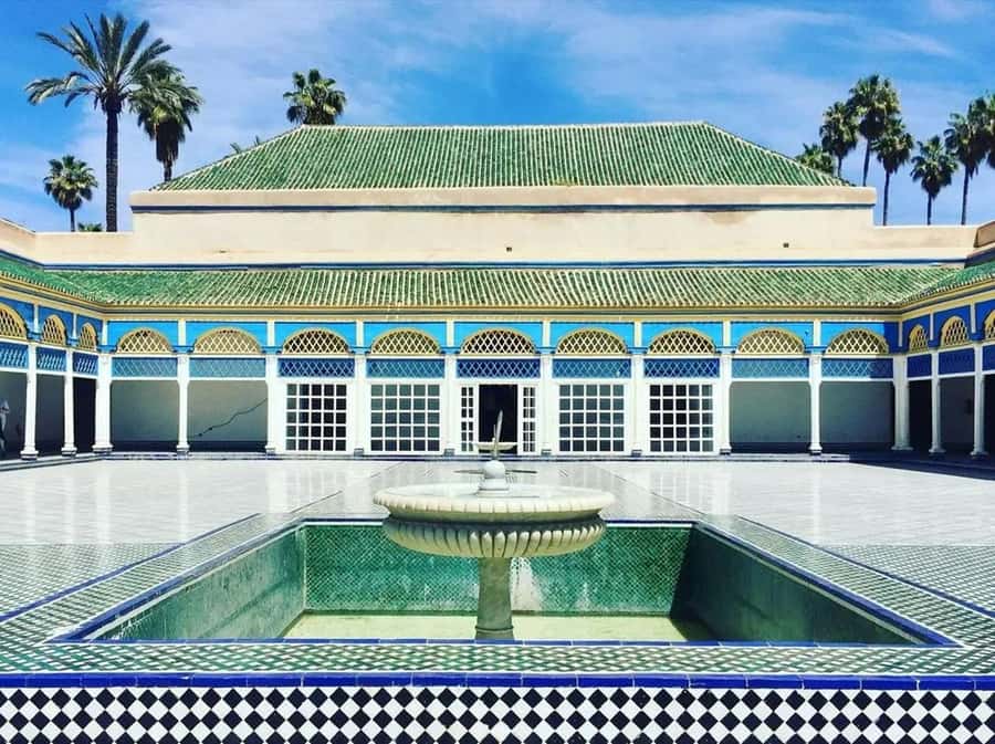 Marrakech: Bahia Palace, Saadian Tombs & Medina Walking Tour - The Saadian Tombs and their fine detail