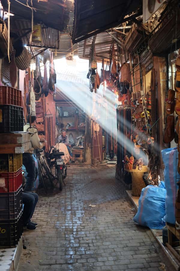 Marrakech: Guided City and Gardens Highlights Tour - Entering the Medina and learning to read its lanes