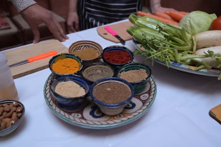 Marrakech: Moroccan Cooking Class for vegetarians and vegan - Tea, family conversation and a look at daily Moroccan life