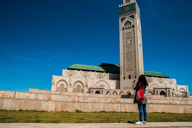 Religious Casablanca: Private Spiritual Tour Including Hassan II Mosque Visit - A private art collection and Moroccan mint tea